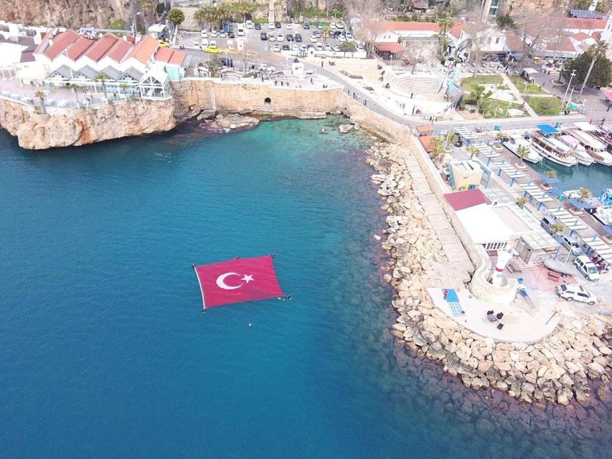Antalya\'nın fethinin 815. yıl dönümü su altında bayrak açılarak kutlandı