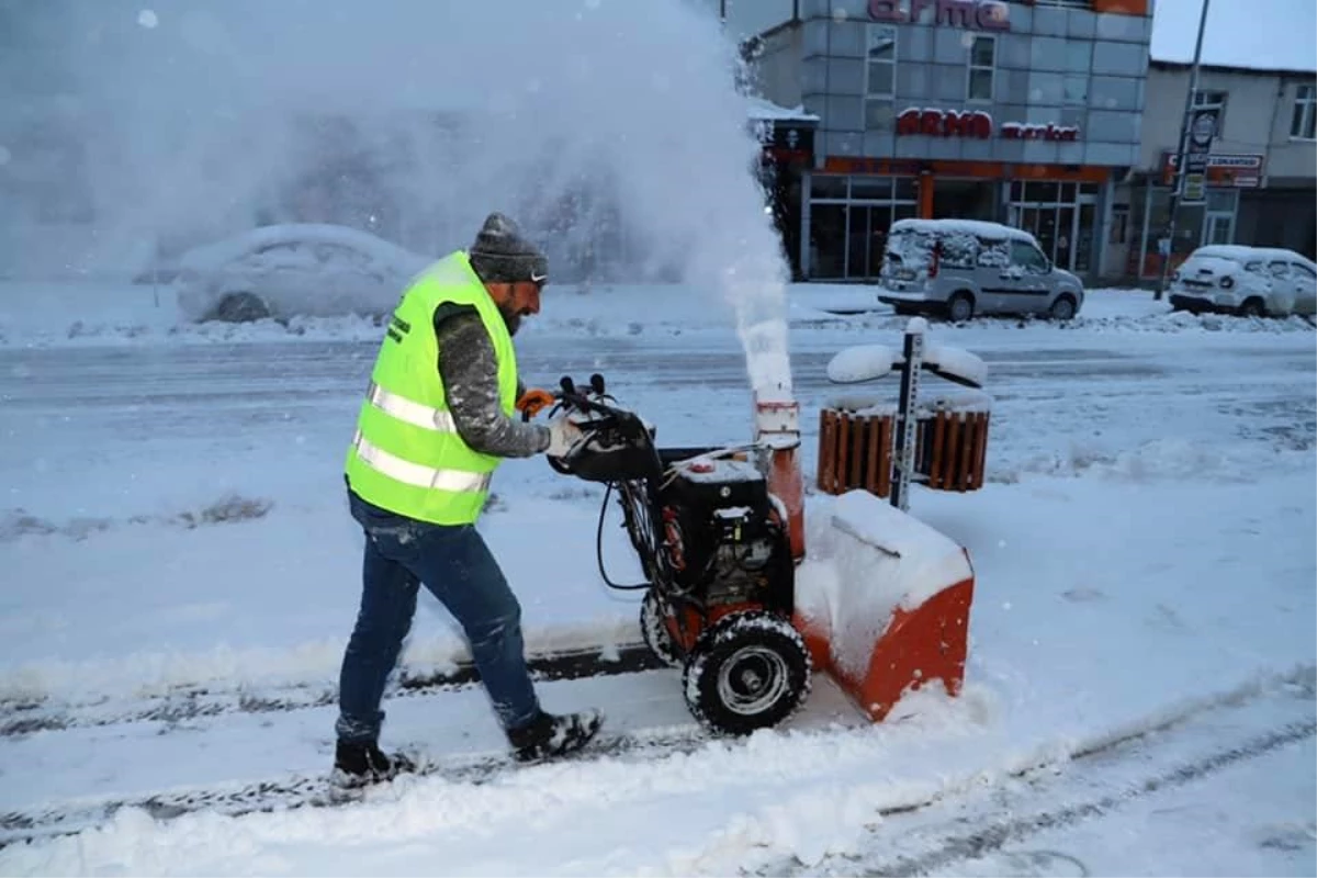 Ardahan\'da belediye ekipleri karla mücadele ediyor