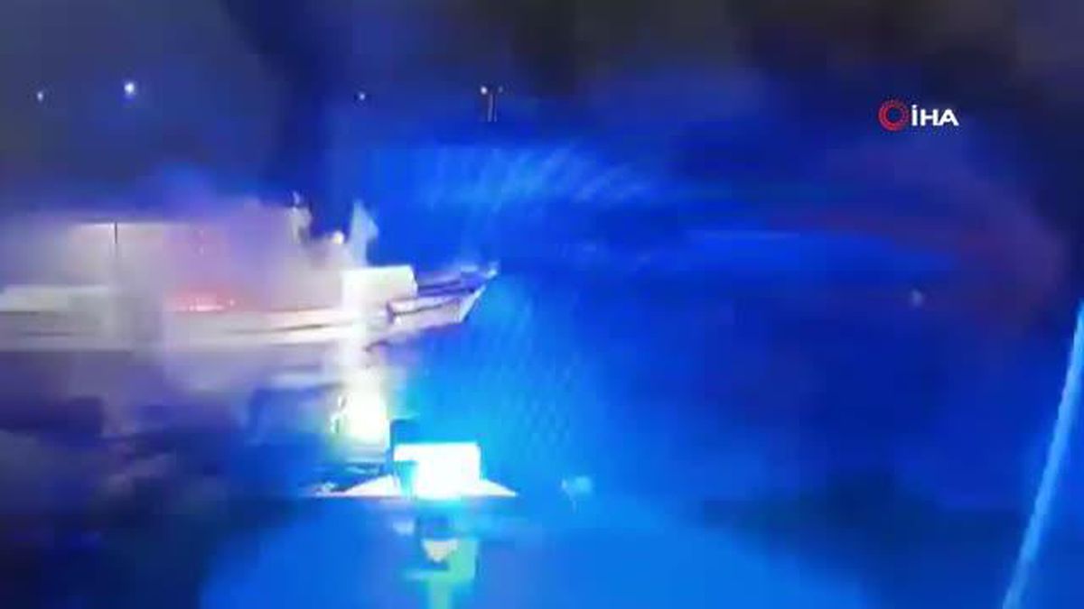 (AYDIN- Didim'de teknesi yanan kaptanı Sahil Güvenlik ekipleri kurtardı