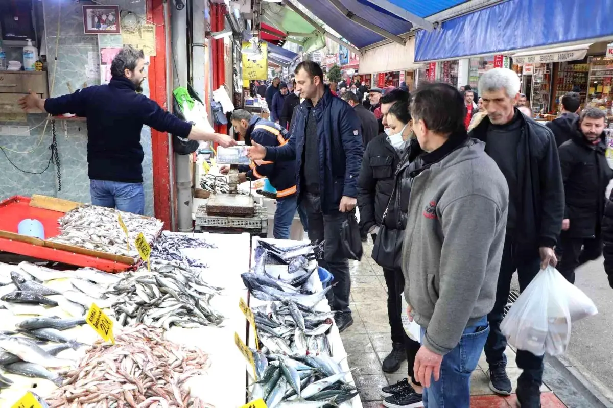 Balık tezgahlarında en çok rağbeti hamsi, istavrit ve mezgit görüyor