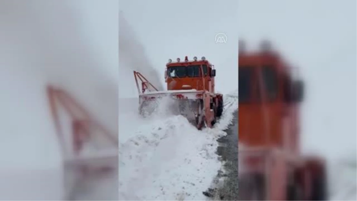 Çığdan kapanan Yüksekova-Dağlıca kara yolu açıldı