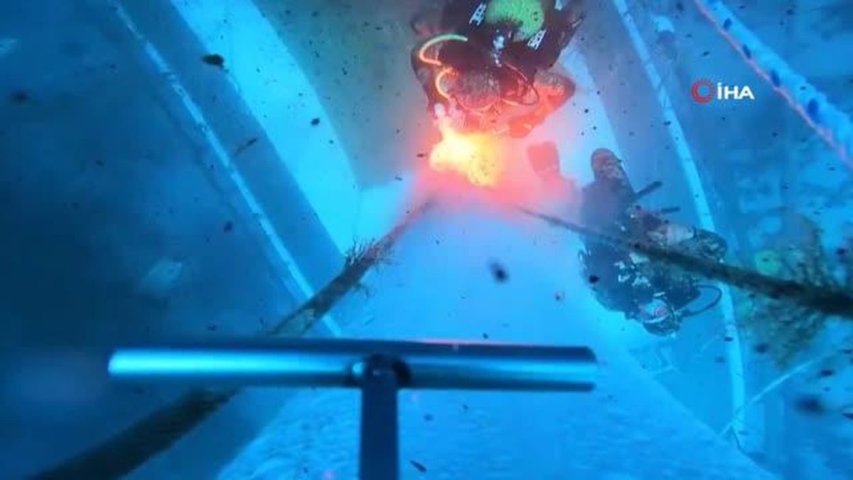 Deniz Kuvvetleri'nde görevli dalgıçlar onarım ve kaynak faaliyetleri de yapıyor