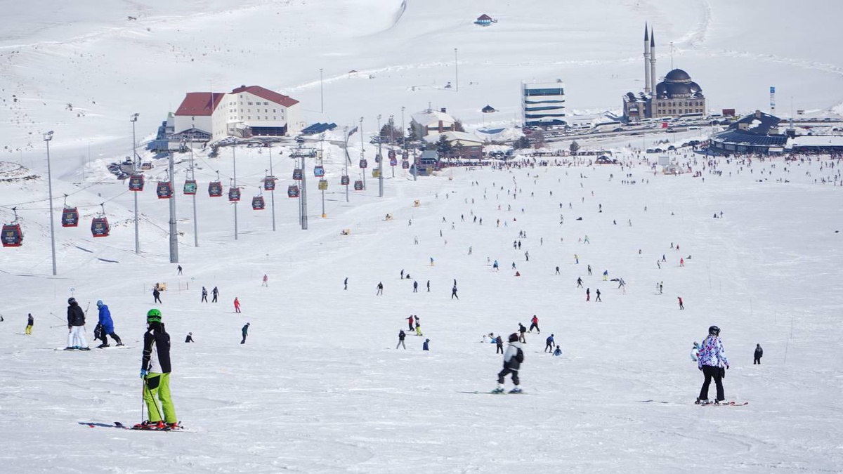Erciyes\'te pistler mart ayında kayakseverlerle doldu