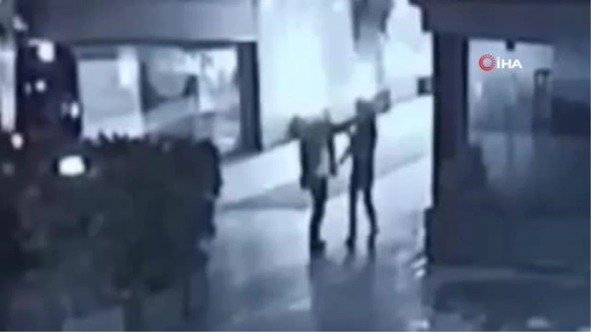 Son dakika... Eyüpsultan\'da güvenlik görevlisine bıçaklı saldırı girişimi kamerada