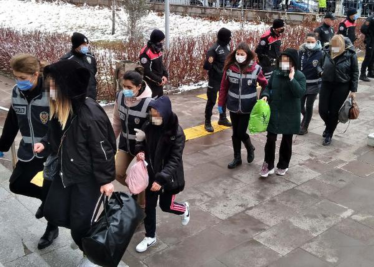 Güzellik merkezi çalışanları sözleşme imzalatıp, rakamlarla oynayarak dolandırmış