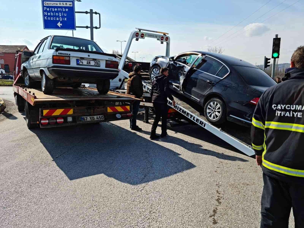 İki otomobil kavşakta çarpıştı: 5 yaralı