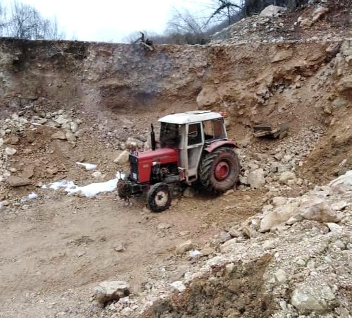 Kar sularının bozduğu yollarını kendi imkanlarıyla düzelttiler