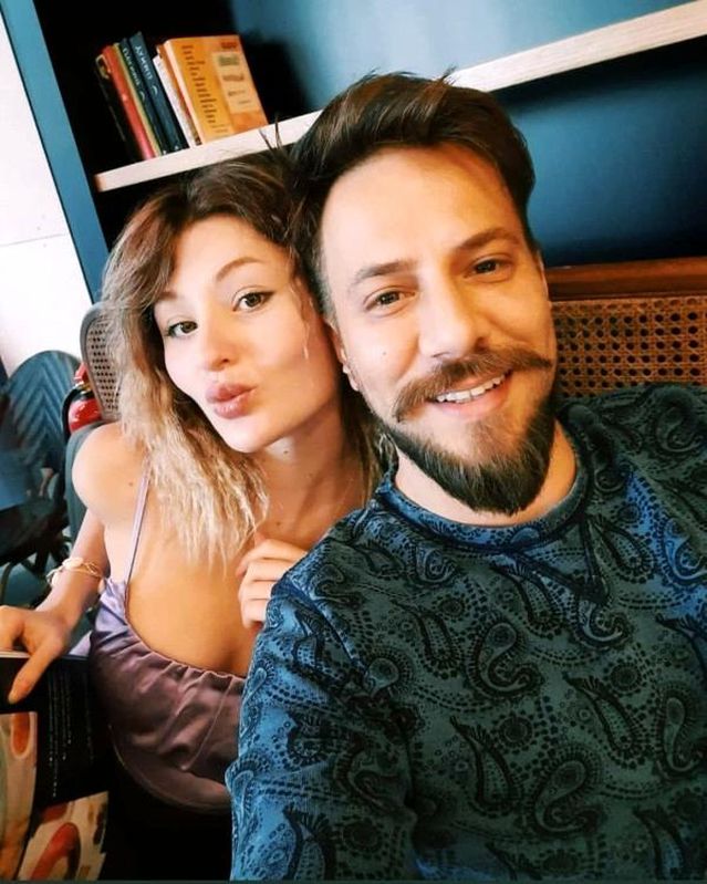 Kendisinden 17 Yaş Küçük Sevgilisiyle Görüntülendi