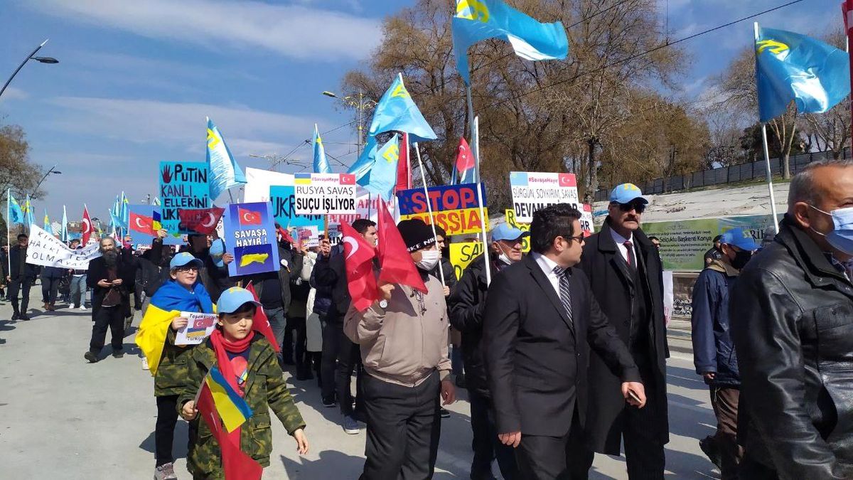 Konya'da yaşayan Kırım Türkleri ve Ukraynalılar savaşın durması için yürüdü