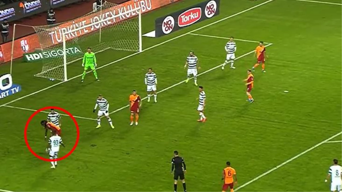 Konya-Galatasaray maçında Gomis kendi yaptığı harekete şaştı kaldı! Bir anda topu eline aldı
