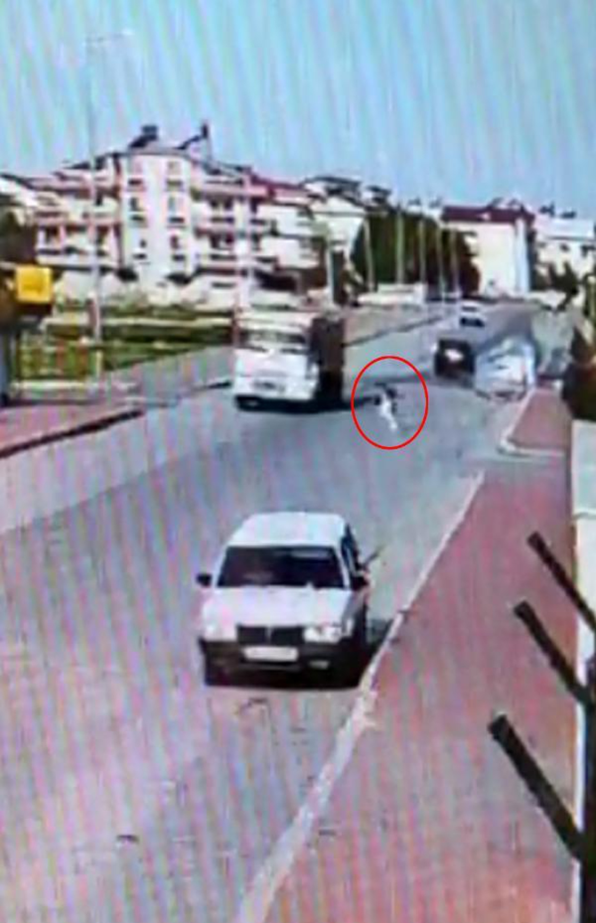 Köpekten kaçarken kamyonun altında kalan Pınar yaralandı