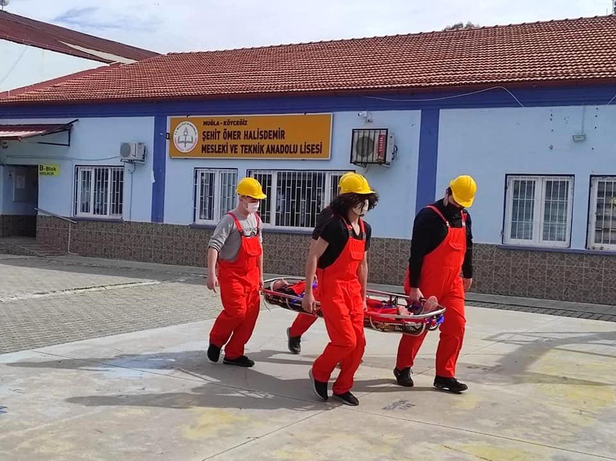 Köyceğiz\'de gerçekleştirilen deprem tatbikatı gerçeği aratmadı