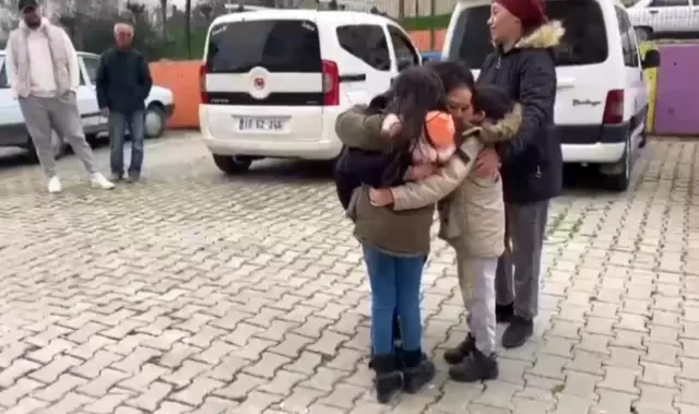 Kendisine şiddet uygulayan eşini öldüren 8.5 aylık hamile Rümeysa Aydın, çocuklarına kavuştu Kendisine şiddet uygulayan eşini öldüren 8.5 aylık hamile Rümeysa Aydın, çocuklarına kavuştu