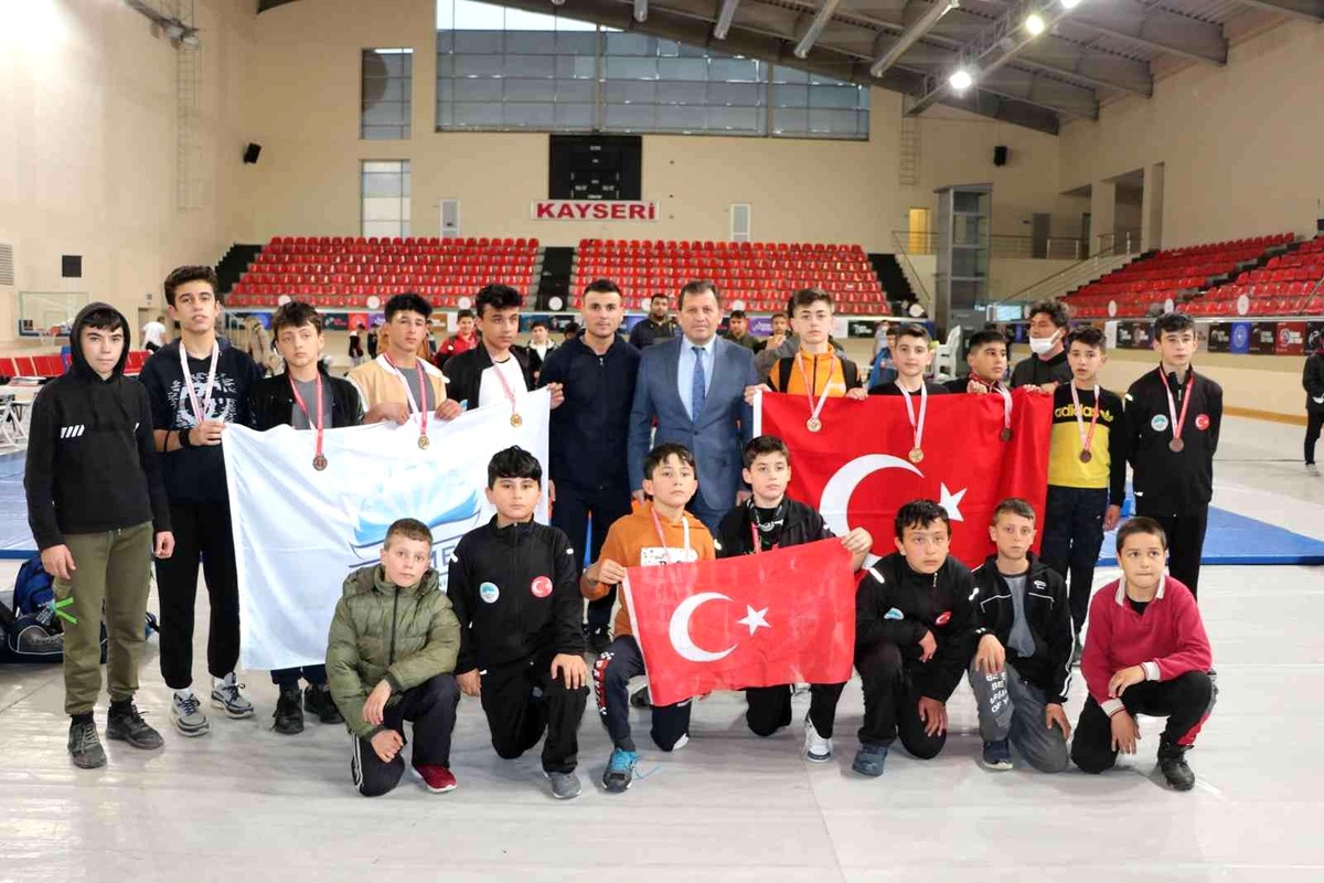 Okullar Arası Yıldız güreş müsabakaları tamamlandı