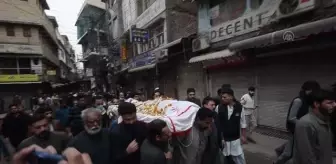 Pakistan'da Şiilere ait camiye düzenlenen intihar saldırısında ölenlerin cenaze namazı kılındı