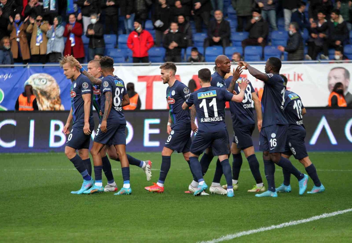 Spor Toto Süper Lig: Çaykur Rizespor: 1 GZT Giresunspor: 1 (İlk yarı)