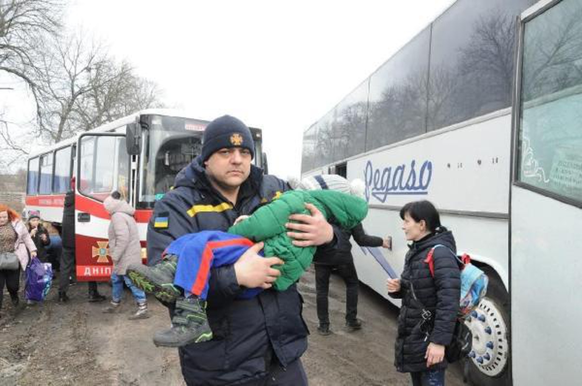 Ukrayna\'da kadın ve çocuklar, çatışma bölgelerinden tahliye ediliyor