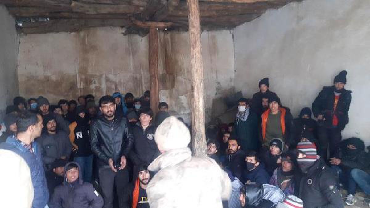 Van\'da, metruk binada 85 Afgan kaçak göçmen yakalandı