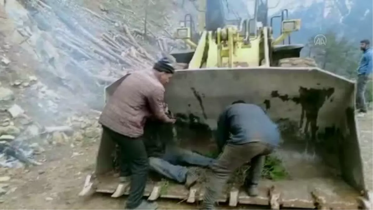 Son dakika haberi | Yaralanan orman işçisi kepçeyle güvenli alanda bekleyen ambulansa taşındı