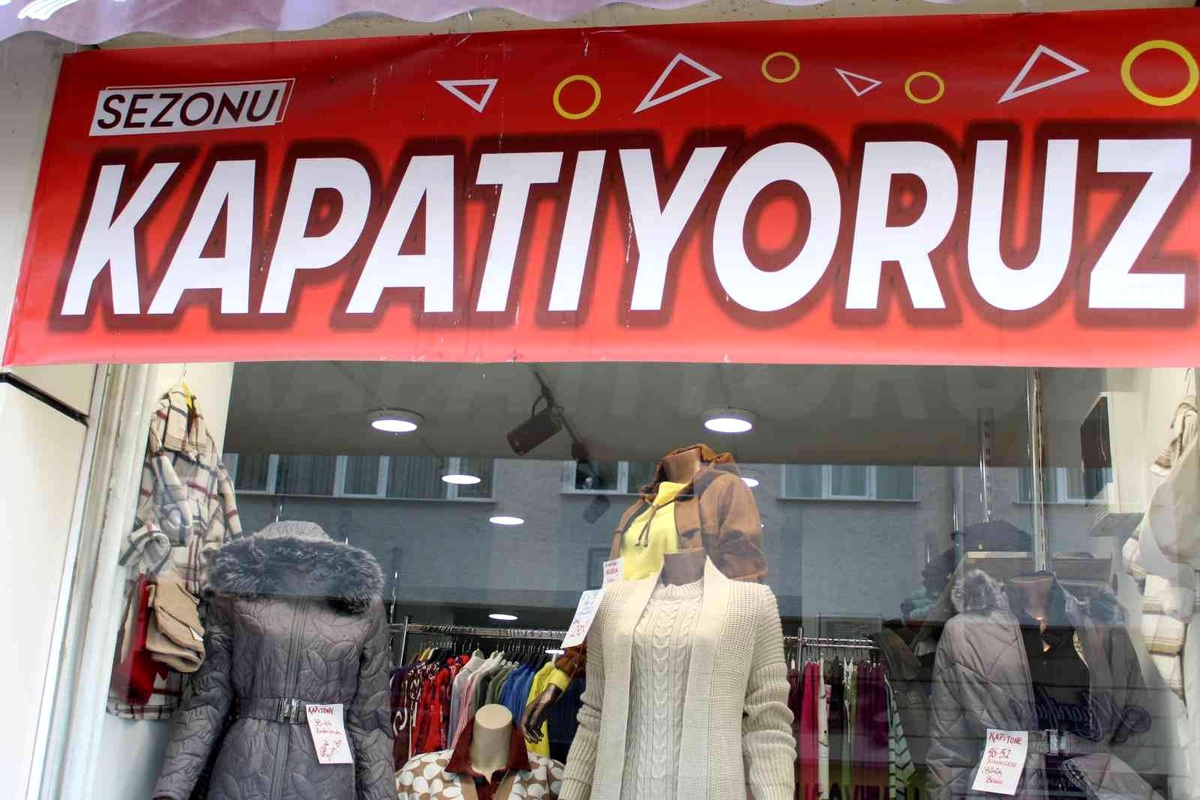 Yeni sezon için birçok esnaf kışlık ürünlerde indirim yapmaya devam ediyor