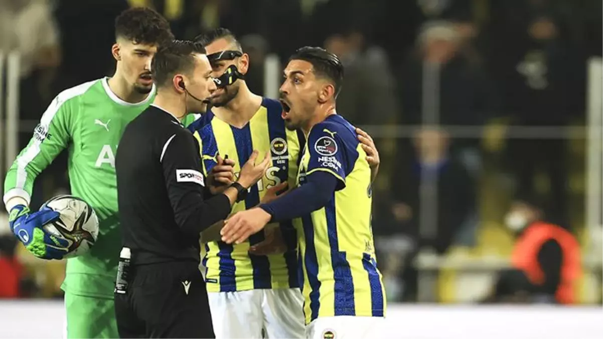 Ahmet Çakar, Kadıköy\'de Zorbay Küçük\'ün kararına tepki gösterdi: Bu gece Türk hakemliği bitti