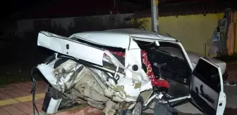 Direksiyon hakimiyetini kaybeden otomobil, park eden araca çarptı: 4 yaralı