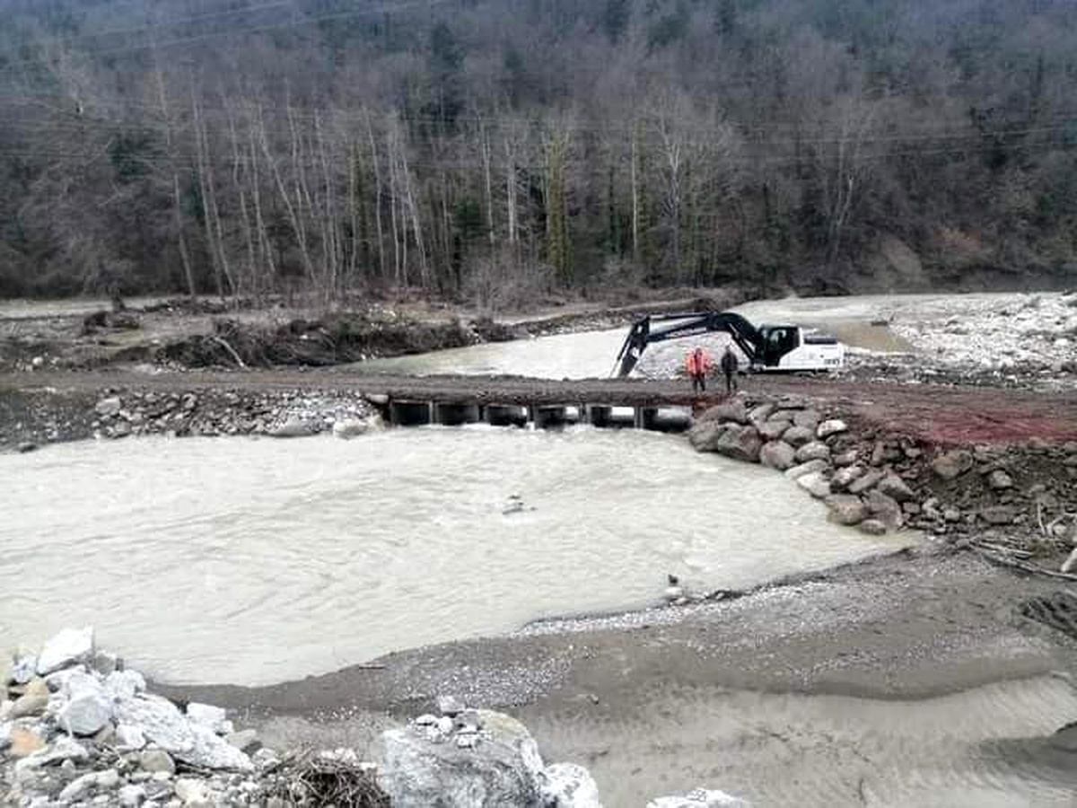 Ayancık\'ta yıkılan geçici köprü, onarılarak araç trafiğine açıldı