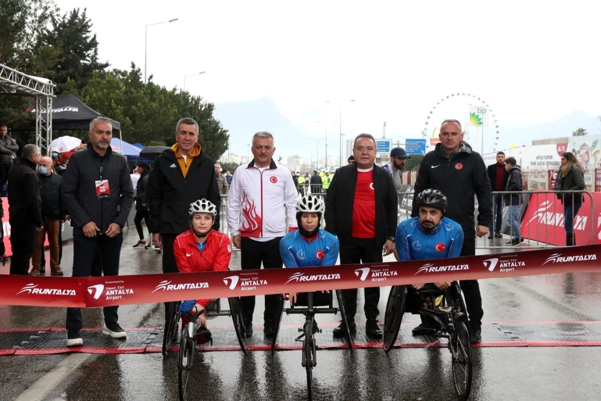 Başkan Böcek 17\'nci Antalya Maratonu\'na katıldı