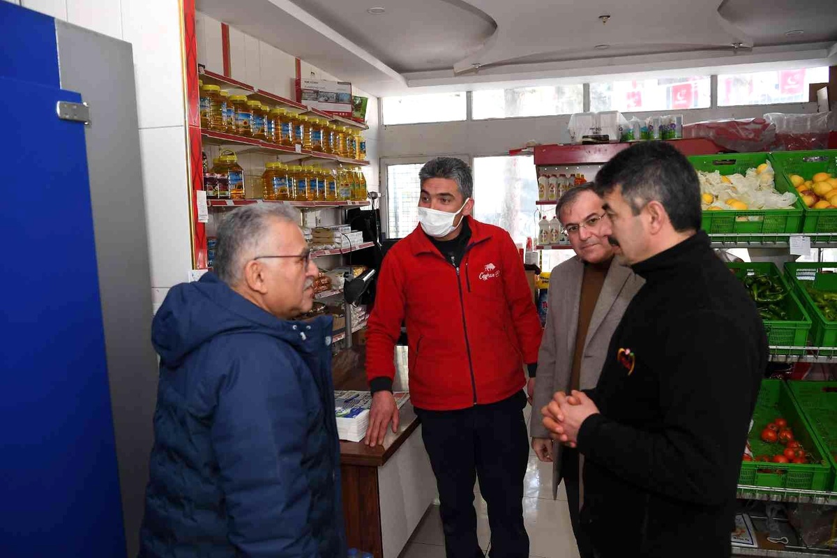 Başkan Büyükkılıç Hacılar\'da esnaf ve vatandaşla buluştu