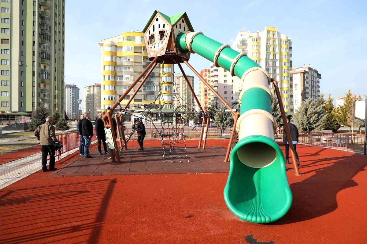 Başkan Palancıoğlu, parklardaki oyun gruplarını inceledi