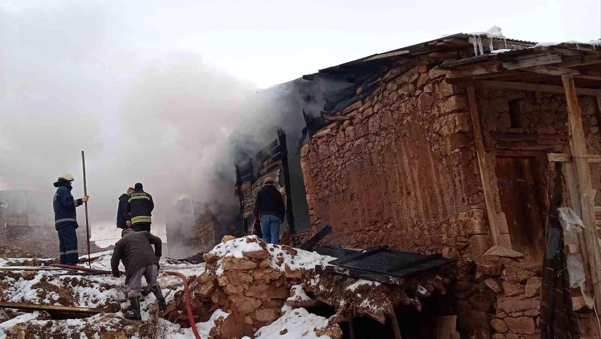 Son dakika haber... Bayburt\'ta çıkan yangında 3 ev kullanılamaz hale geldi