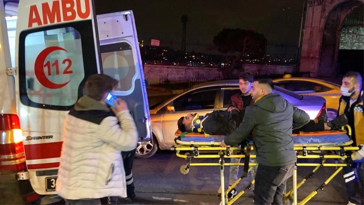 Beyoğlu\'nda trafik levhasına çarpan pikap takla attı: 3 yaralı