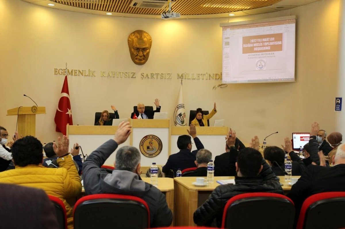 Burhaniye\'de zincir marketlere belediyeden düzenleme