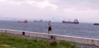 Buz gibi havada denize girdi, sahilde spor yaptı