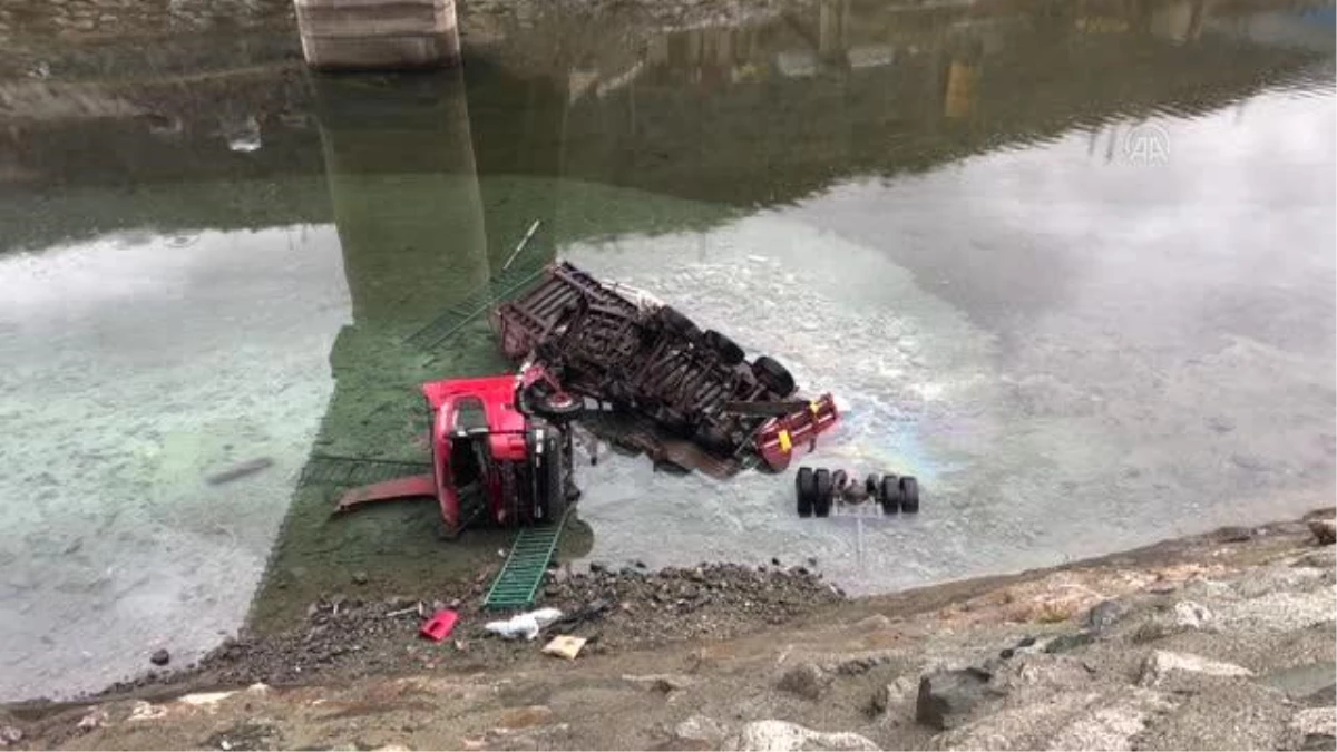 Son dakika haberleri: Çoruh Nehri\'ne düşen tırın sürücüsü hayatını kaybetti