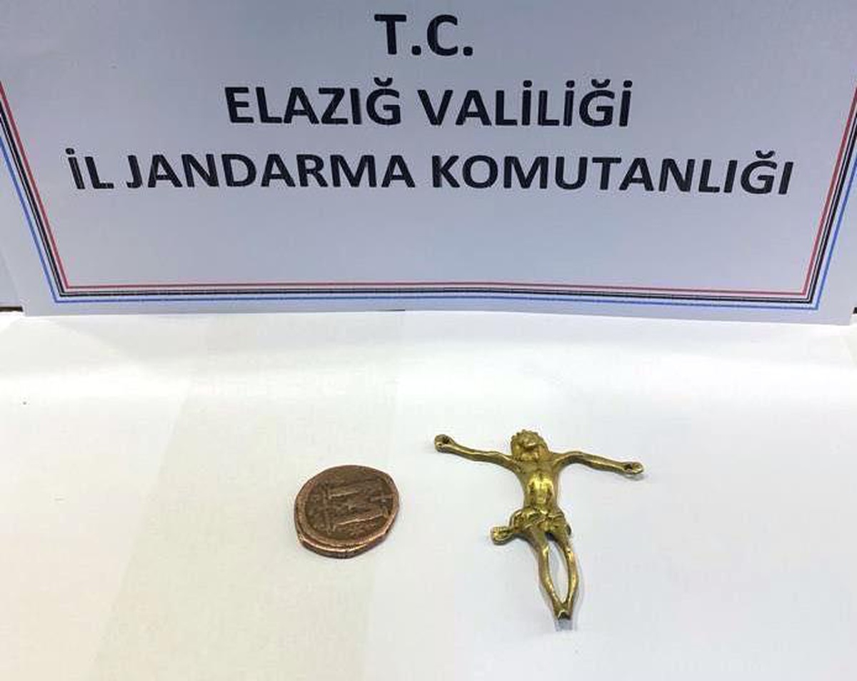 Elazığ\'da tarihi Hazreti İsa heykeli ile sikke ele geçirildi