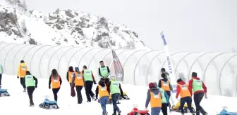 Erciyes'te düzenlenen kızak yarışmasında 25 çift hem eğlendi hem yarıştı