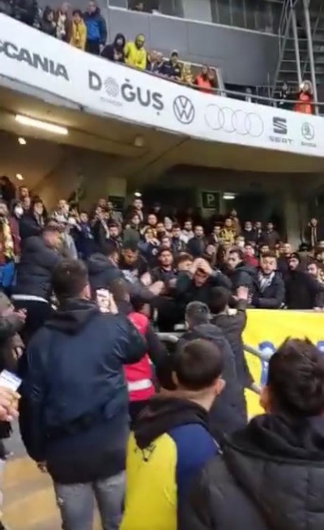 Fenerbahçe taraftarı paylaşımı görünce çıldırdı! Tribündeki Trabzonsporlulara tekme tokat saldırdılar