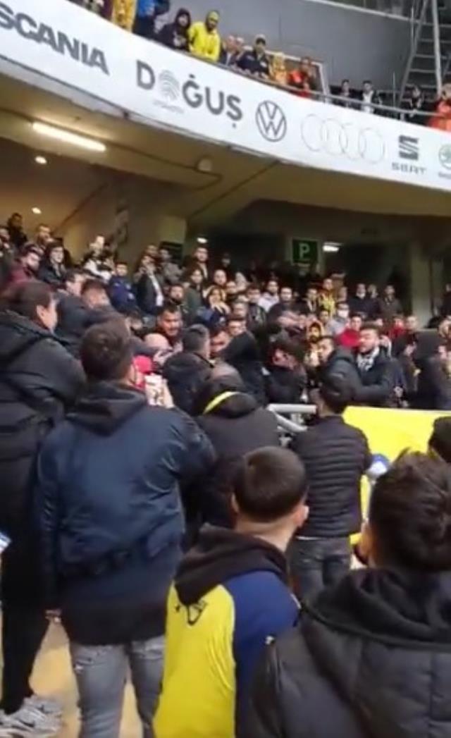 Fenerbahçe taraftarı paylaşımı görünce çıldırdı! Tribündeki Trabzonsporlulara tekme tokat saldırdılar