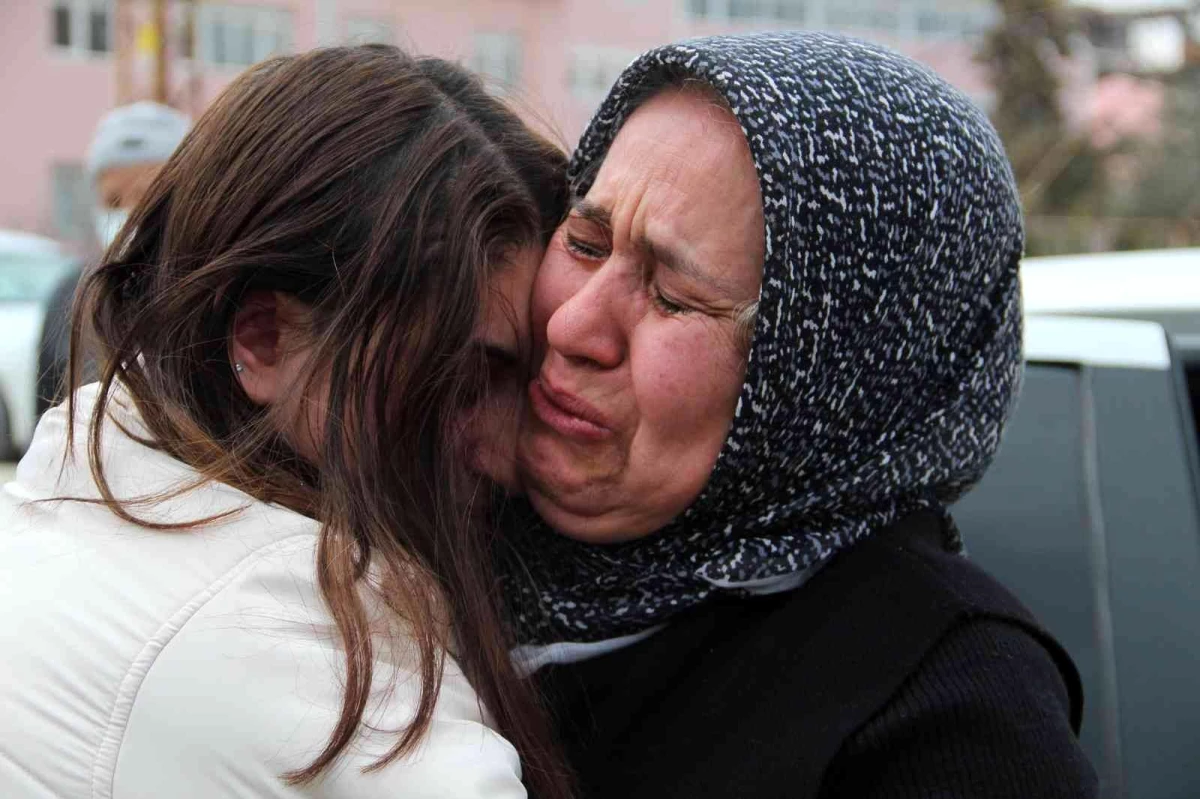 Harkov\'da mahsur kalan Türk öğrenci Merve ailesine kavuştu, annesi sevinç gözyaşlarına boğuldu