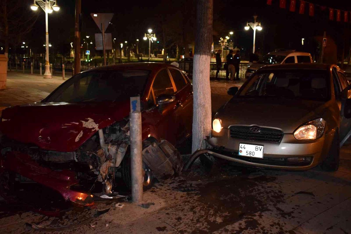 İki otomobil kavşakta çarpıştı: 2 yaralı