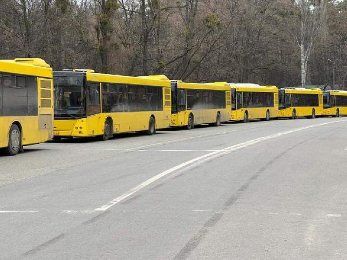 Irpin kentinde siviller, halk otobüsleriyle tahliye ediliyor