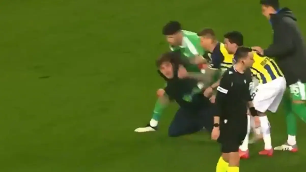 Sahaya dalan taraftar hakeme saldırmak istedi! Futbolcuların müdahalesi faciayı son anda önledi