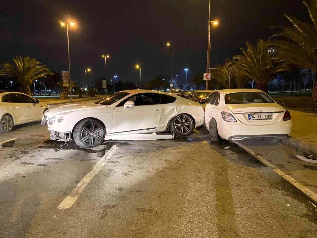 Kadıköy\'de lüks otomobil park halindeki otomobillere çarptı