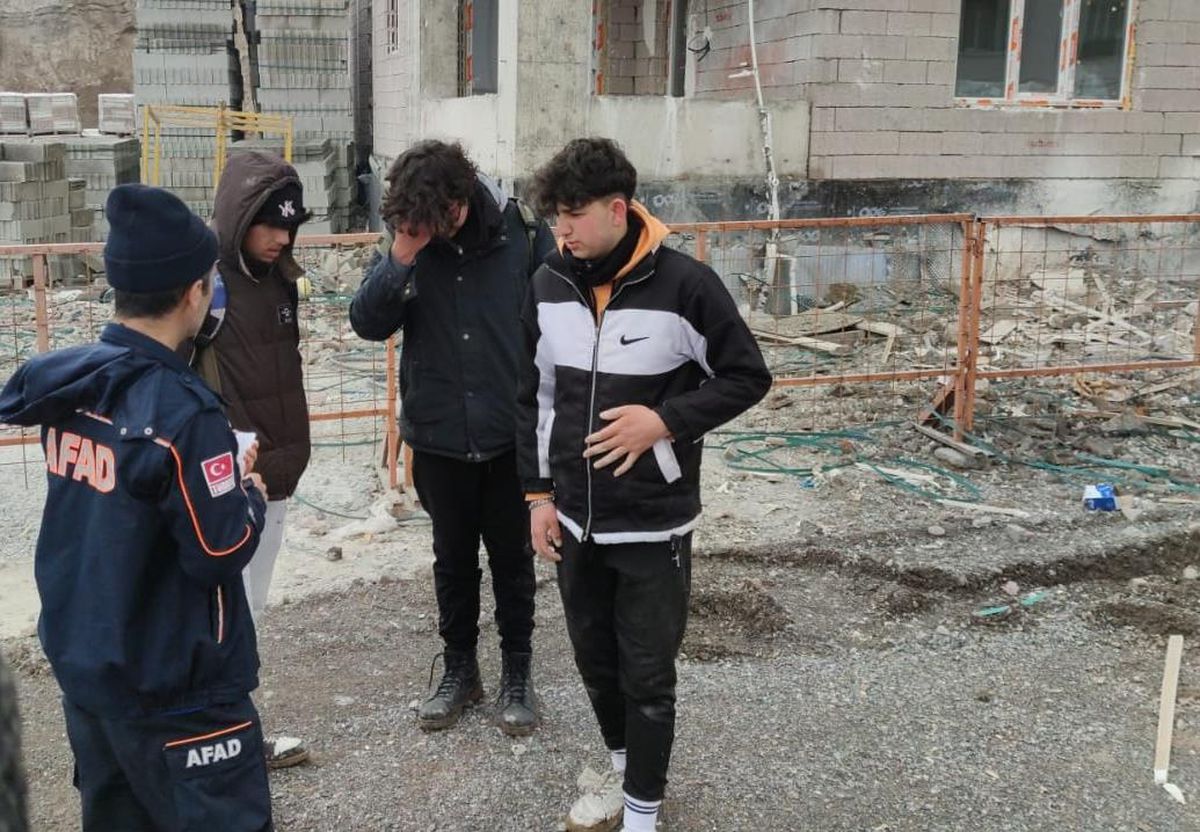 Kayseri\'de dağda kaybolan 3 çocuğu, polis ve AFAD ekipleri telefonla yönlendirerek kurtardı