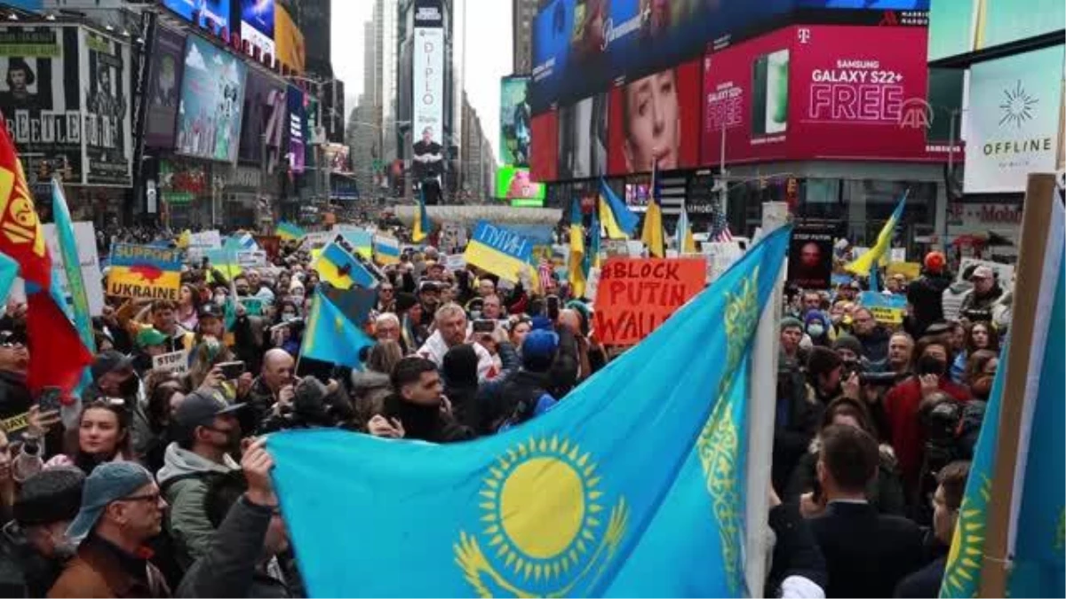 New York\'un Times Meydanı\'nda Rusya\'nın Ukrayna saldırısı protesto edildi