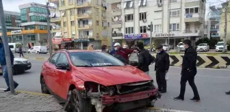 Otomobil ile otobüs çarpıştı, bisikletli sürücüler kazayı kıl payı atlattı