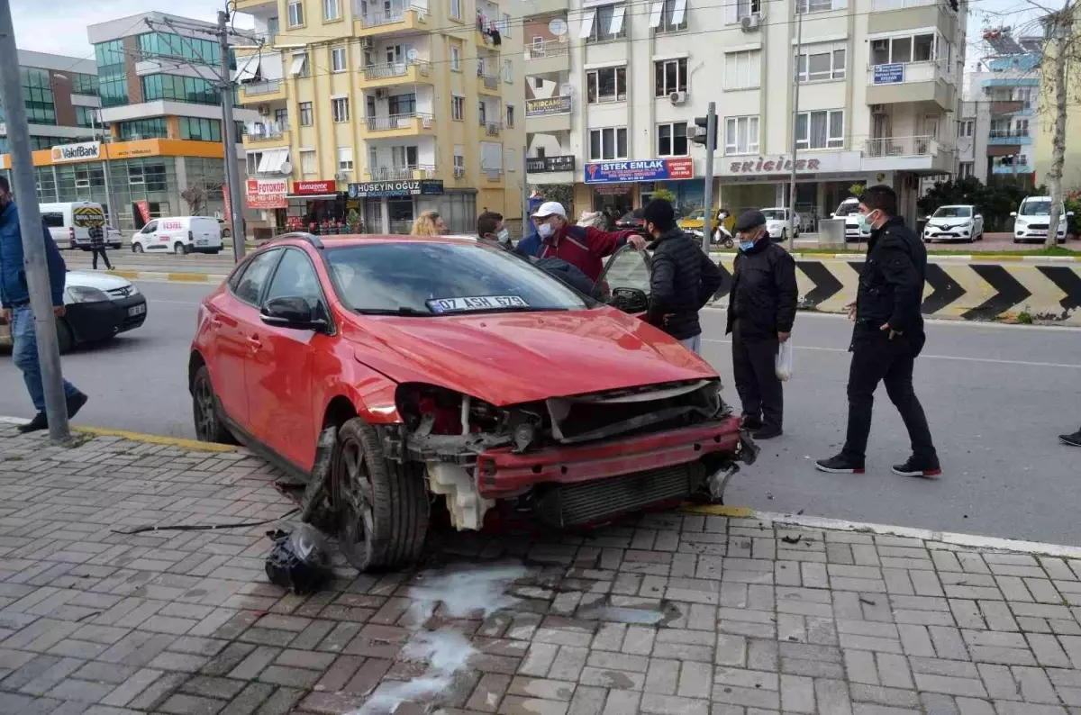 Otomobil ile otobüs çarpıştı, bisikletli sürücüler kazayı kıl payı atlattı