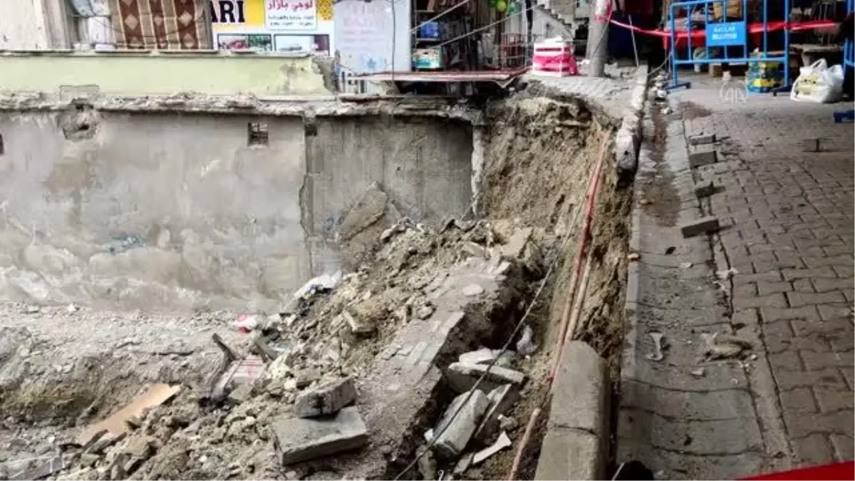 Pazar kurulu alandaki kaldırım çöktü