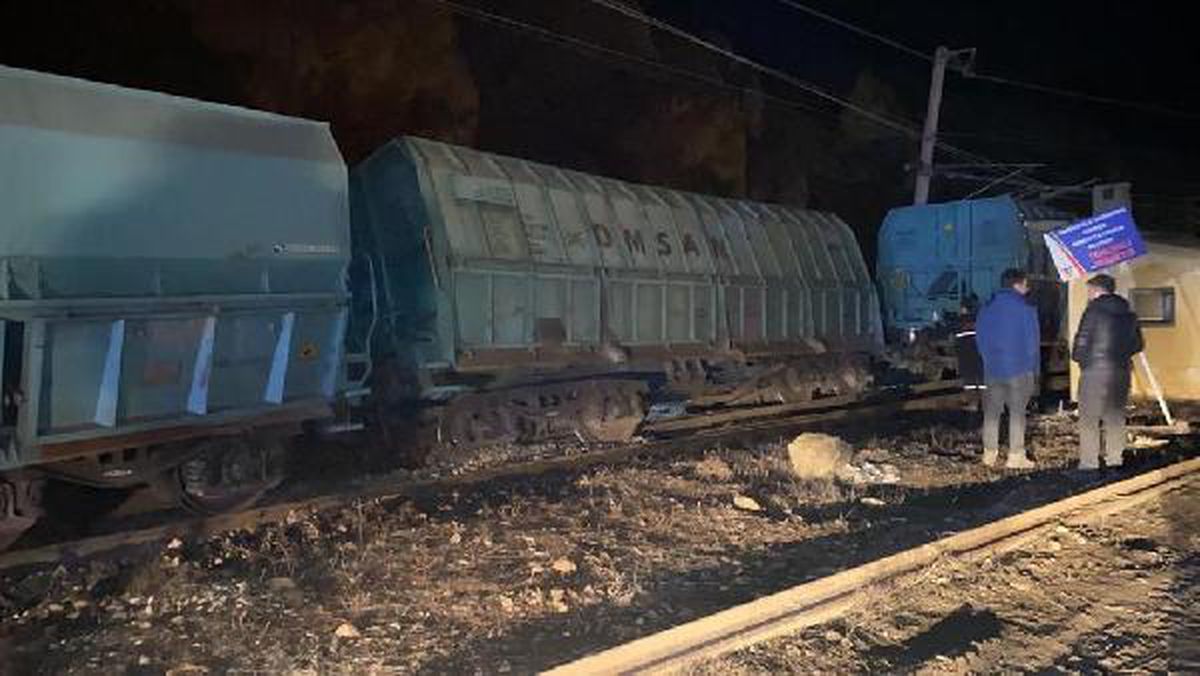 Sivas'ta trenin devrilen 7 vagonu kaldırıldı